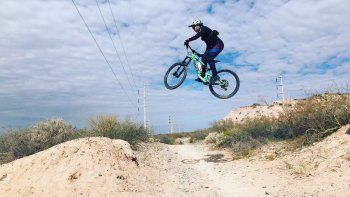adrenalina y show: las acrobacias del manu urcera en la barda neuquina adrenalina y show: las acrobacias del manu urcera en la barda neuquina