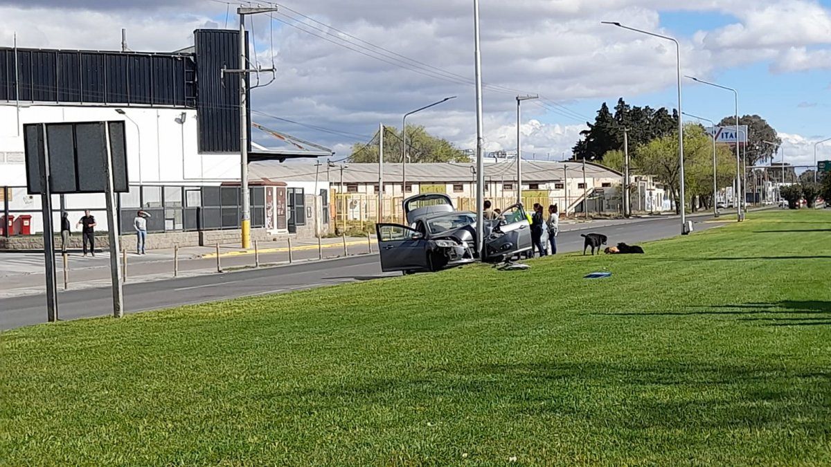 Chocaron camino a Cipolletti y un auto impactó contra un poste
