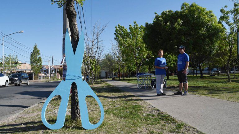 El MPN y Cambiemos se disputan la publicidad callejera en todos los rincones de la ciudad