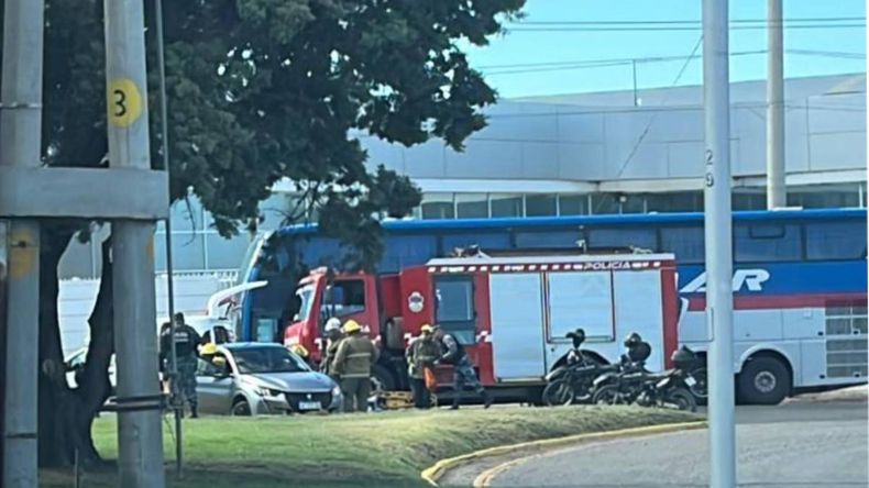 Fuerte choque a metros del puente carretero Neuquén-Cipolletti: caos de tránsito | LM Neuquen Fuerte choque a metros del puente carretero Neuquén-Cipolletti: caos de tránsito