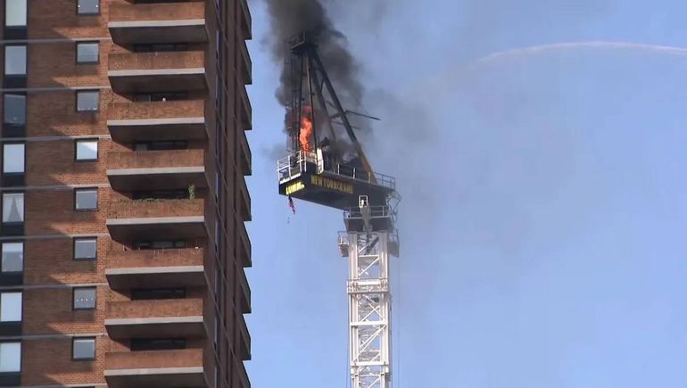 La grúa incendiada en Manhattan.