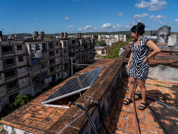 La doctora Yaniusja Pérez muestra un panel solar instalado en el techo de su apartamento en Mayabeque, Cuba, el 24 de marzo. Foto: El País. La doctora Yaniusja Pérez muestra un panel solar instalado en el techo de su apartamento en Mayabeque, Cuba, el 24 de marzo. Foto: El País.
