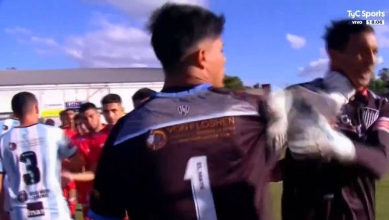 Viral: quiénes fueron los dos arqueros que se fueron a las piñas en el saludo inicial