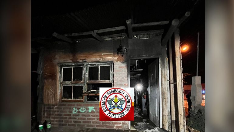 Una vivienda quedó consumida por el fuego. Los daños fueron totales.