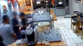 El asalto al comercio ocurrió durante la noche y quedó registrado por cámaras de seguridad del local. El asalto al comercio ocurrió durante la noche y quedó registrado por cámaras de seguridad del local.