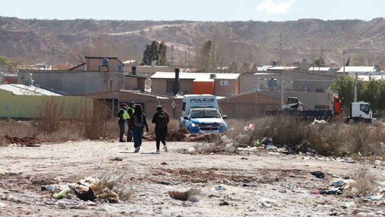 Policías custodian el ingreso al predio y no dejan pasar con alimentos, agua y leña.