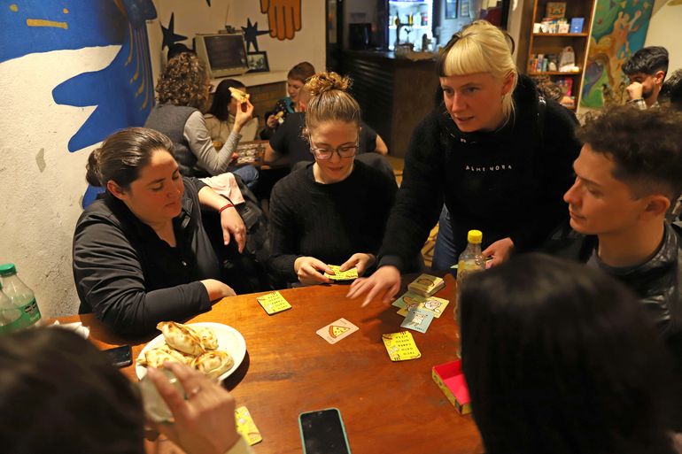 Un rato sin pantallas: las noches de juegos de mesa que cautivan en Neuquén y Cipolletti