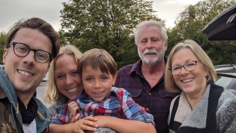 Jonno Hopkins incluyó a otro hombre en el grupo familiar en WhatsApp, pensando que era su papá.