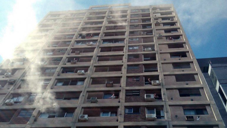 Algunas personas quedaron atrapadas en el edificio.