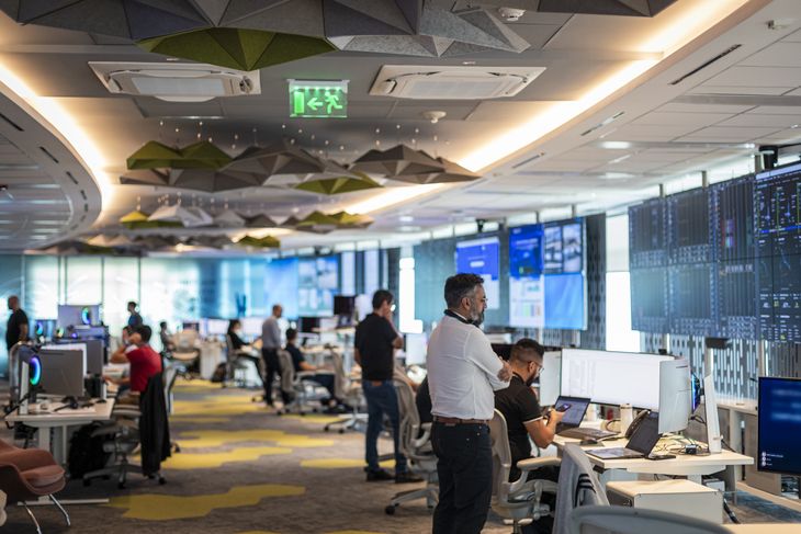 La sala permite monitorear y gestionar las operaciones de perforación y terminación de pozos a 1.400 kilómetros de distancia. La sala permite monitorear y gestionar las operaciones de perforación y terminación de pozos a 1.400 kilómetros de distancia.