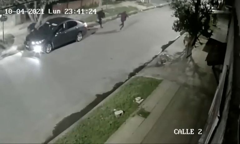 Un secuestrador mató a un rehén amigo suyo y fue abatido por la Policía. Tenía un historial de episodios de violencia y delirios místicos.