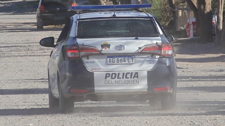 La Policía de Centenario tiene un arduo trabajo. | LM Neuquen La Policía de Centenario tiene un arduo trabajo.