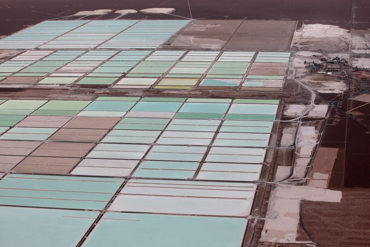 IMAGEN DE ARCHIVO REFERENCIAL. Vista aérea de las piscinas de salmuera de la mina de litio de SQM en el desierto de Atacama, Chile. 10 de enero de 2013. REUTERS/Iván Alvarado