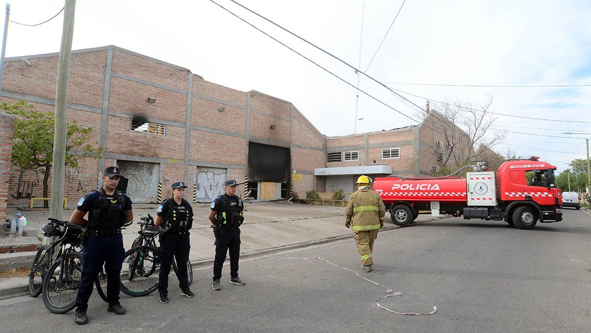 Denunciaron penalmente al banco dueño del galpón que es una amenaza en el barrio Belgrano