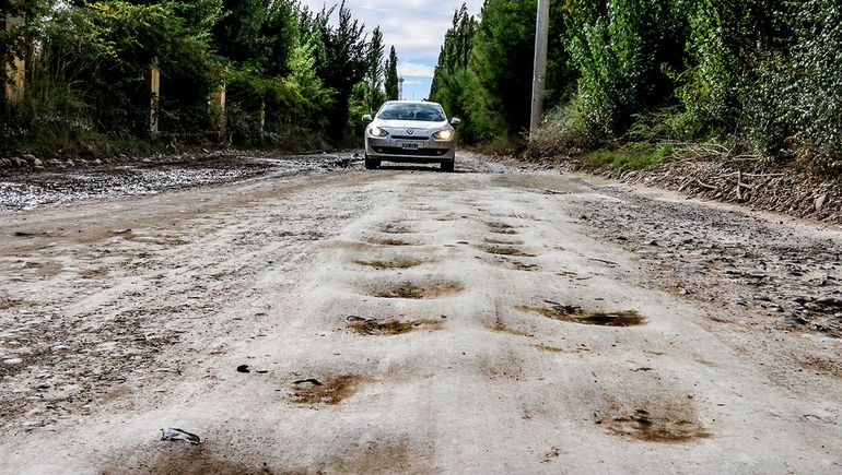 Futaleufú, la calle más temida por los automovilistas: Los baches te rompen el auto