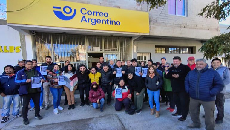 En El Chañar también  se manifestaron para que siga abierto el Correo