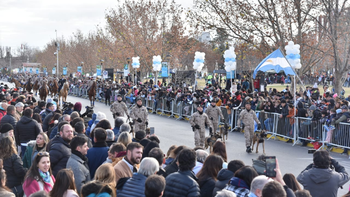 una multitud disfruto del desfile del 9 de julio, despues de siete anos una multitud disfruto del desfile del 9 de julio, despues de siete anos