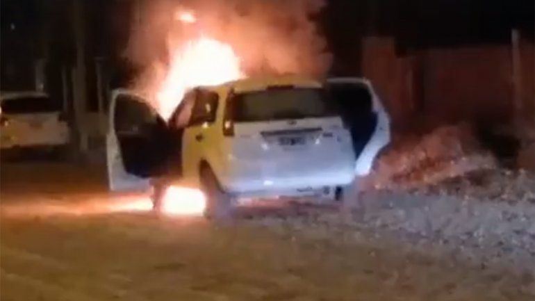Se le prendió fuego el auto mientras manejaba y alcanzó a escapar
