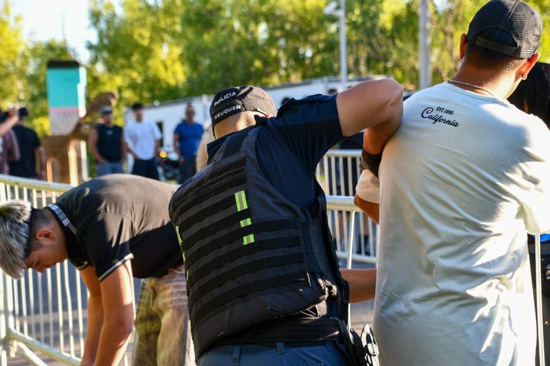 ¿Se puede entrar con encendedor? Los cambios y dudas sobre el cacheo de ingreso a la Fiesta de la Confluencia 2026