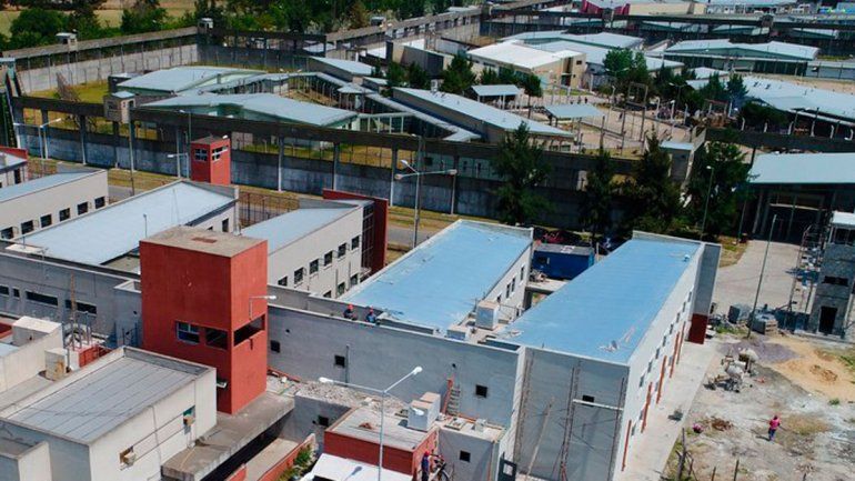 De película: preso se fugó con una soga y dejó un maniquí en la celda para despistar