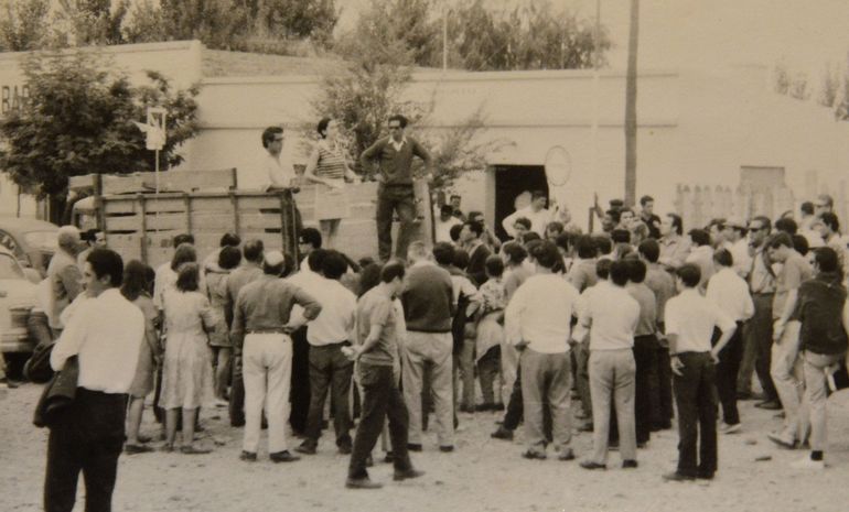 Una joven Sara Garodnik de Mansilla. embarazada de tres meses, arriba de un camión pidiendo apoyo a los vecinos de Senillosa para colaborar con la huelga de los obreros de El Chocón. 