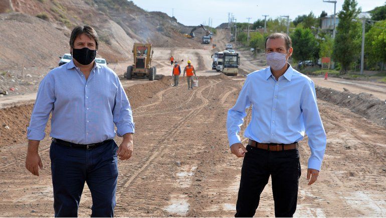 Gutiérrez anunció el pago extra a jubilados en una recorrido de obras con Gaido.