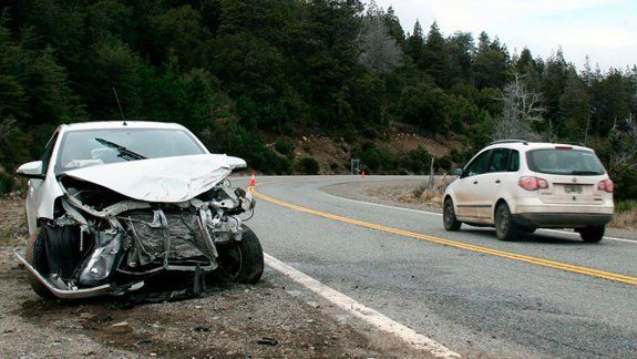 Se cruzó de carril y chocó de frente contra otro auto en La Angostura