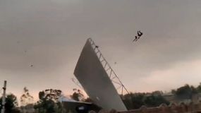 Un hombre voló por el aire aferrado a una chapa durante una tormenta que causó más de 110 muertos | LM Neuquen Un hombre voló por el aire aferrado a una chapa durante una tormenta que causó más de 110 muertos