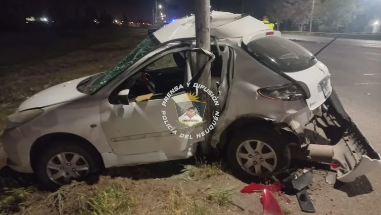 Impactante choque en Plottier: se quedó dormida al volante y se estampó contra un poste