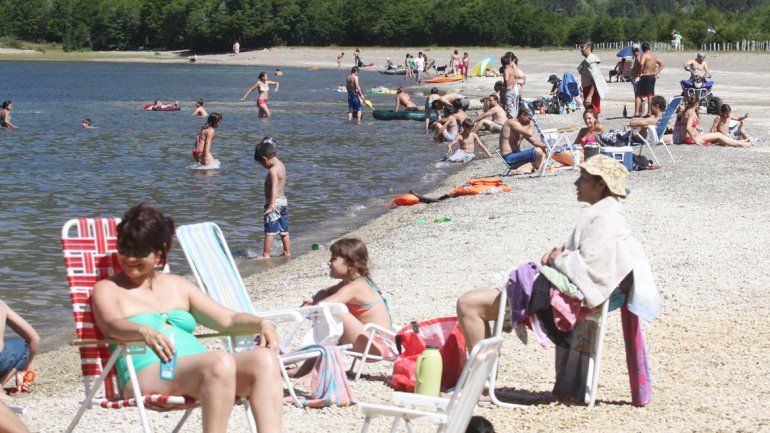 Las altas temperaturas invitan a disfrutar de las playas del lago.