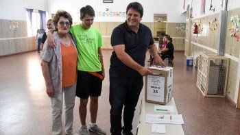 emocionado, gaido voto junto a su hijo, su hermano y su madre emocionado, gaido voto junto a su hijo, su hermano y su madre