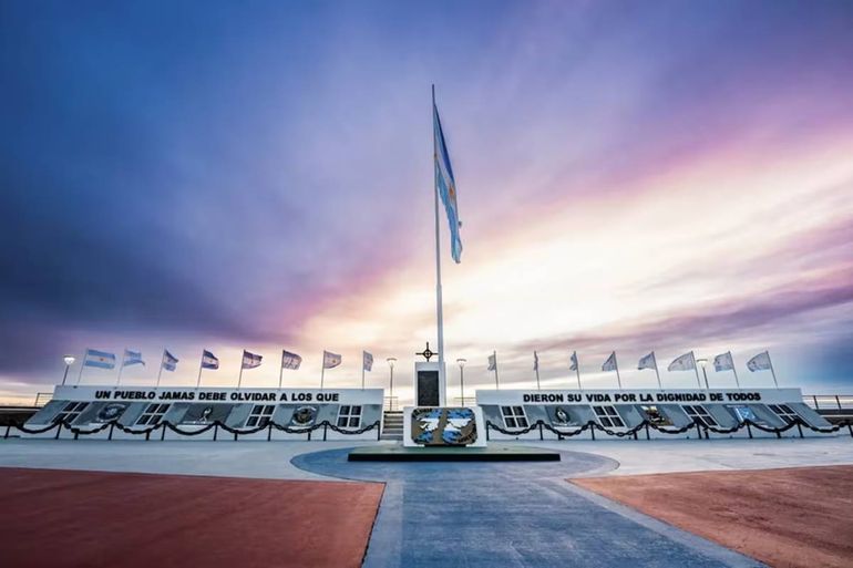 El monumento en Río Grande, Tierra del Fuego, donde se realizarán los actos de homenaje a los caídos en la Guerra de Malvinas. Foto: Infobae. El monumento en Río Grande, Tierra del Fuego, donde se realizarán los actos de homenaje a los caídos en la Guerra de Malvinas. Foto: Infobae.