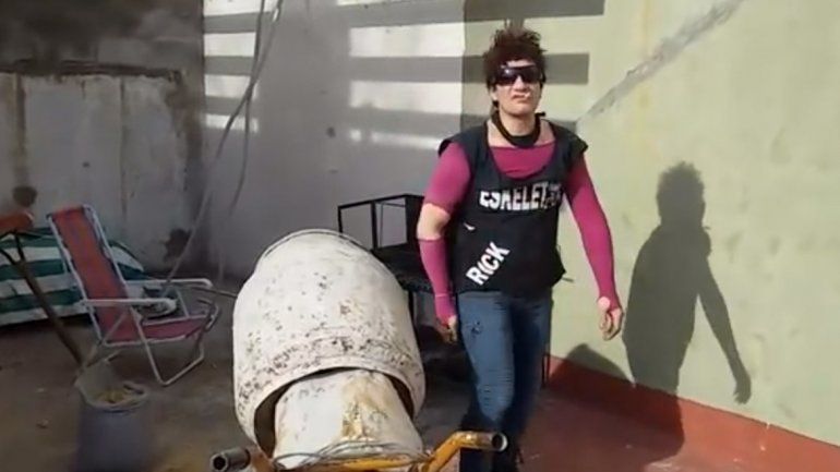 El video de poco más de un minuto comienza con una mezcladora que funciona a toda máquina mientras el Pity grita corta
