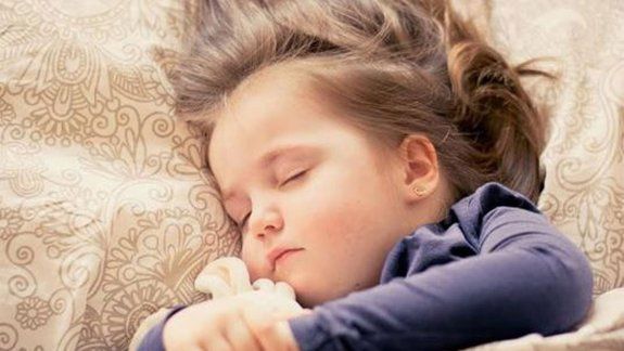 Los chicos de 3 a 5 años que se van a la cama a las 21 tienen menos chances de ser gordos.
