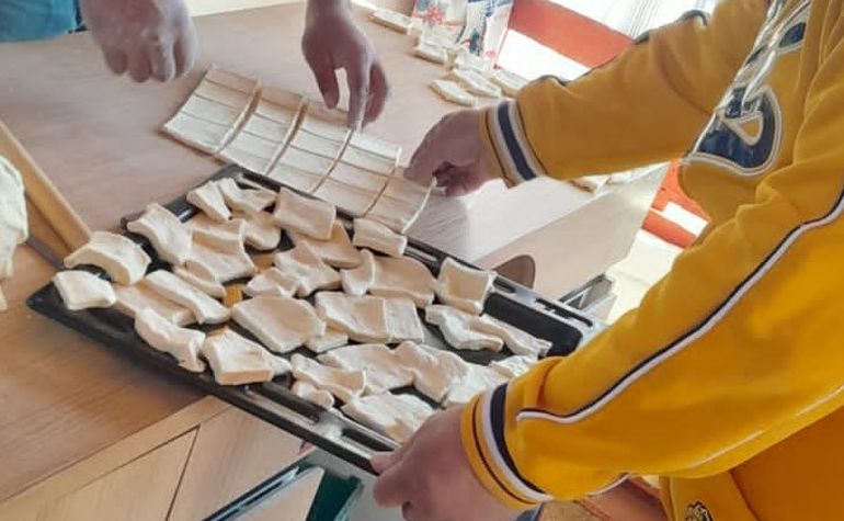 En Caritas Felices del Faro de Comodoro Rivadavia hacen tortas fritas para los chicos. En Caritas Felices del Faro de Comodoro Rivadavia hacen tortas fritas para los chicos.