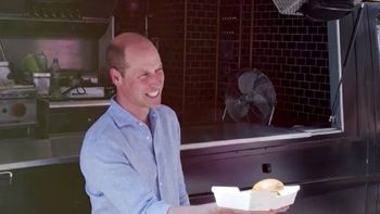 el principe william repartio hamburguesas ecologicas en un camion de comida el principe william repartio hamburguesas ecologicas en un camion de comida