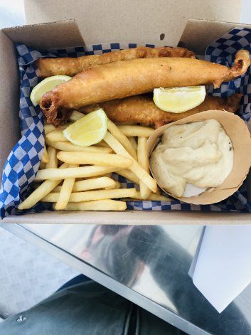 Pescado, papas fritas, limón y mayonesa ahumada.