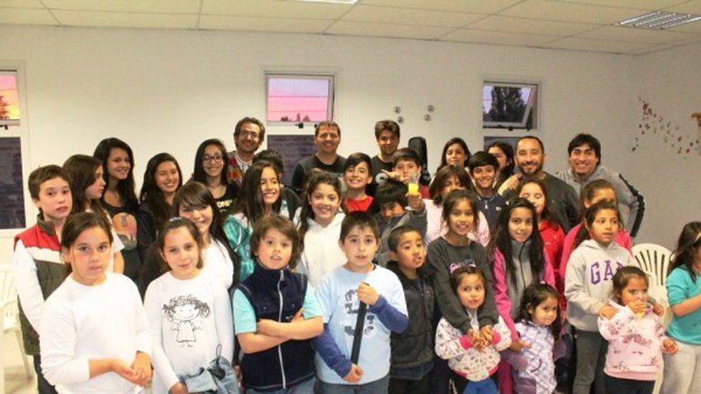 Los chicos ensayan con el sueño de presentarse un día en público.