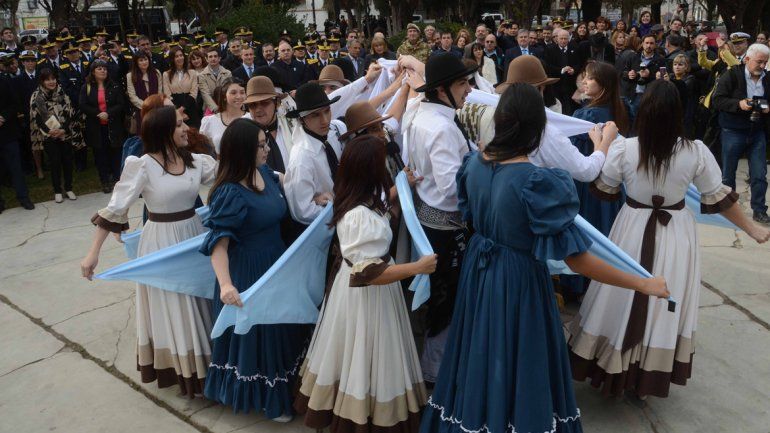 En el acto de plaza Roca se bailó el pericón. Omar Gutiérrez