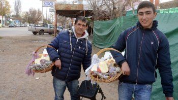 En Plottier, las zonas con movimiento comercial y tránsito de vecinos se llenaron de vendedores ambulantes. En Plottier, las zonas con movimiento comercial y tránsito de vecinos se llenaron de vendedores ambulantes.