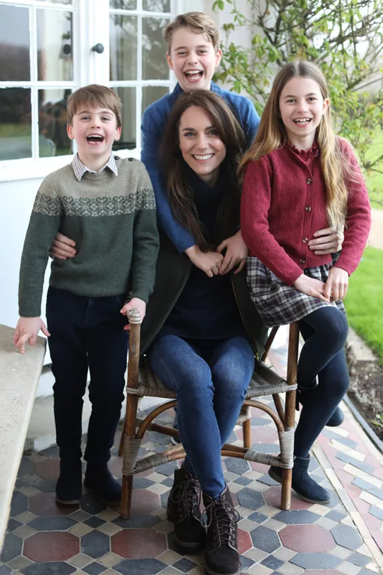 Foto completa publicada por Kate Middleton. Foto completa publicada por Kate Middleton.