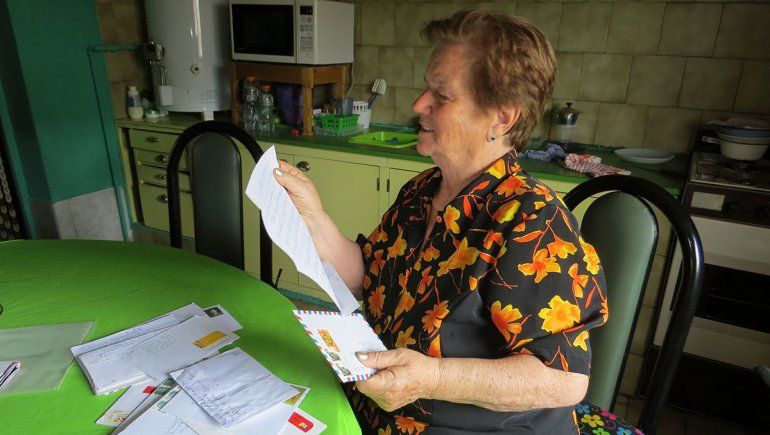 La historia de la única vecina de Allen que se comunica con su familia por carta