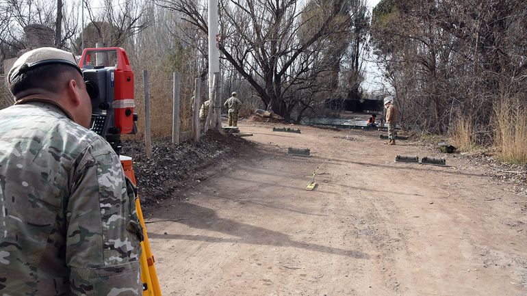 Los soldados tomaron mediciones en la previa de la colocación del puente en la isla El Porvenir. Los soldados tomaron mediciones en la previa de la colocación del puente en la isla El Porvenir.