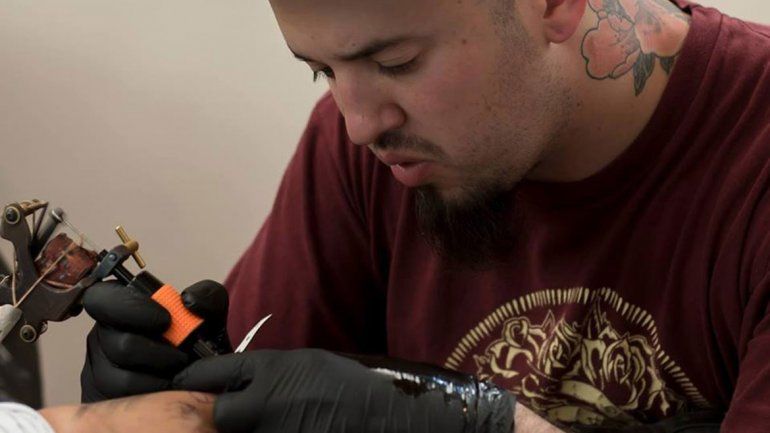 Leo es el primer tatuador del norte de la provincia