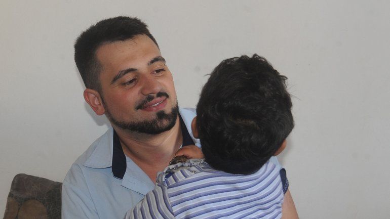 Enfermero amor: adoptó a un bebé abandonado