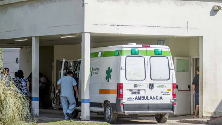 Brutal ataque: una mujer apuñaló a su pareja y se dio a la fuga