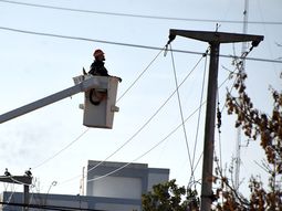 Una mujer sufrió una caída y lesiones graves tras enganchar un cable de electricidad con su motocicleta mientras circulaba en General Roca. (Foto ilustrativa) Una mujer sufrió una caída y lesiones graves tras enganchar un cable de electricidad con su motocicleta mientras circulaba en General Roca. (Foto ilustrativa)