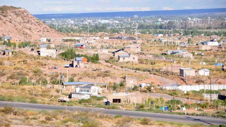 Motochorros le pegaron dos tiros un automovilista para robarle