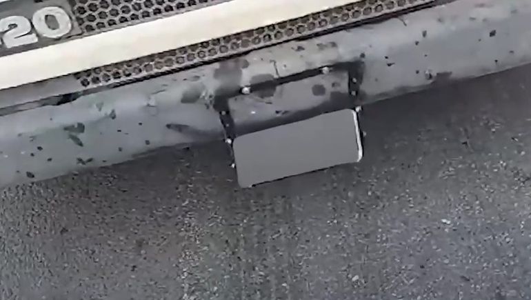 El camionero utilizaba un sistema rebatible para ocultar la patente y evitar ser identificado por los radares. (Foto: captura de video/ANSV)