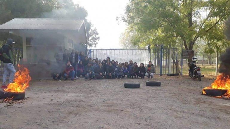 Por falta de pago, trabajadores de un galpón de El Chañar cortarán Ruta 7